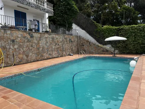 Exclusiva casa en venta con vistas al mar en Sant Cebrià de Vallalta