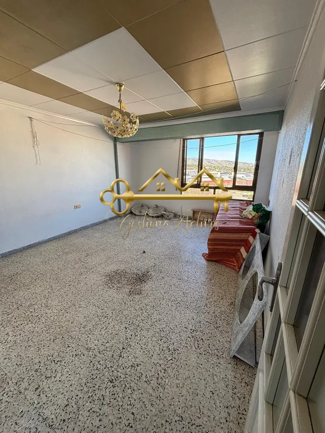 Piso con Gran Potencial y Vistas Despejadas en Zona Ramón y  - foto 4