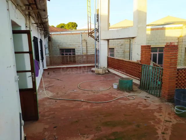 Piso con un bajo hecho vivienda y garaje.