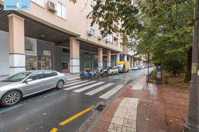 Local comercial en venta en calle agustina de aragón — 17