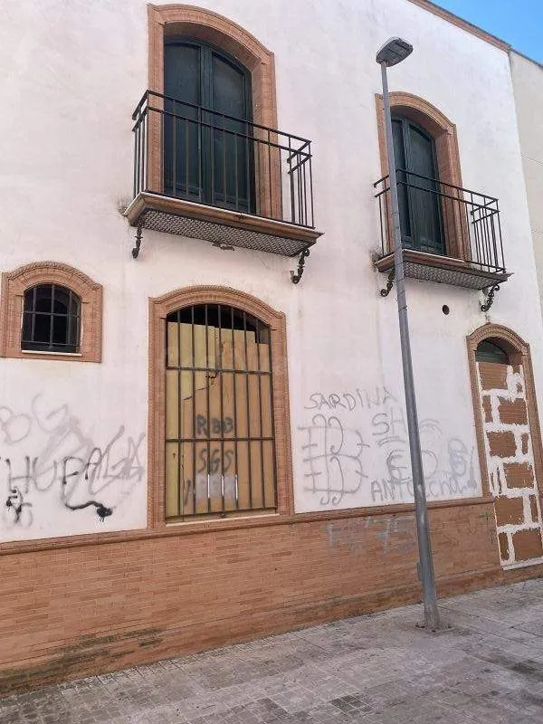 Casa de 4 plantas con patio, terraza y azotea en Coria del R