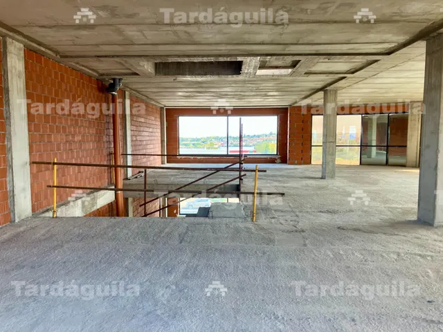 VENTA O ALQUILER DE 1.000 M2 DE LOCAL COMERCIAL EN POLÍGONO MONTALVO III. — 5
