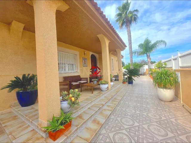 Villa en esquina con piscina privada, garaje a 800 m de la p