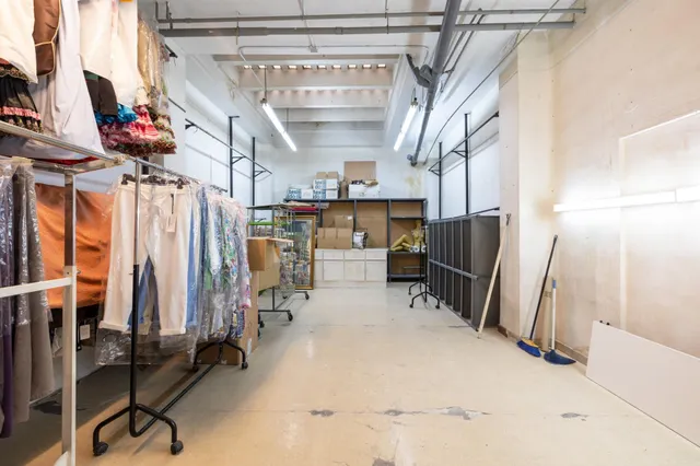 LOCAL COMERCIAL de 210 EN GRANADA. — 9