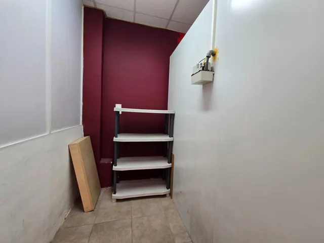 Amplio local de 176 m2 en zona comercial por excelencia situado en Av. Francesc Macià — 11