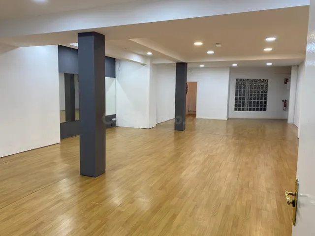 LOCAL COMERCIAL TOTALMENTE REFORMADO, INSONORIZADO, 1 BAÑO Y - foto 2