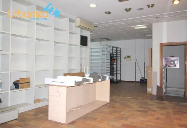 LOCAL COMERCIAL EN UNA DE LAS MEJORES  CALLES PEATONALES DE BADAJOZ . 206 m2  CON ESCAPARATES — 3