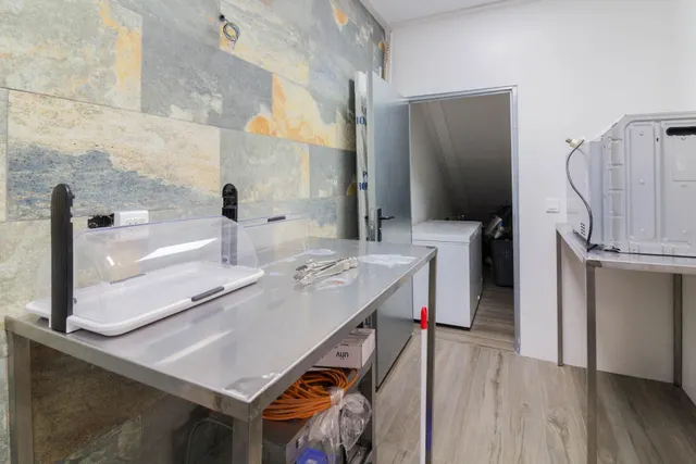 VIVIENDA CON NEGOCIO EN ABANILLA. — 32