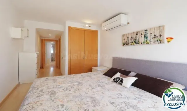 Dúplex ático con gran terraza en el centro de Roses - foto 2