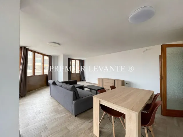 Vivienda en Centro, 4 hab y 2 baños, reformada, con ascensor. — 23