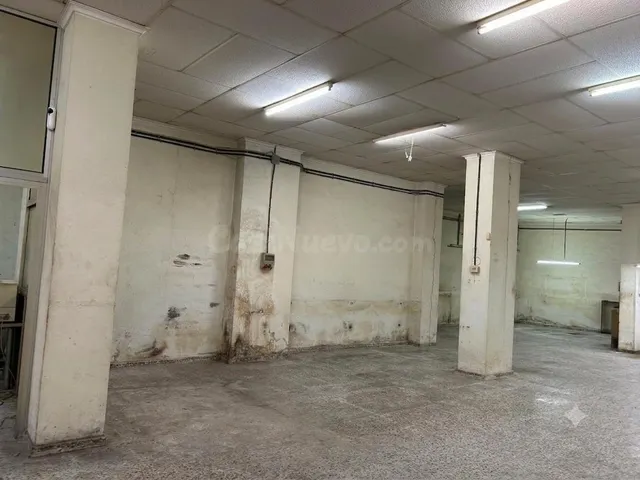 Local comercial de 214 m2 con salida de humos en la calle Es - foto 5