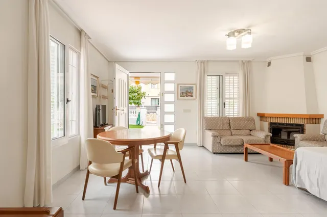 Amplia vivienda con piscina privada, terraza y garaje cerrado — 9
