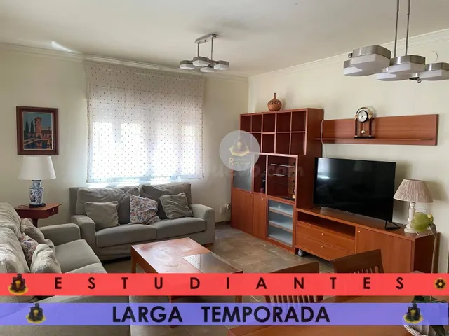 EST/ LT / Piso de CUATRO dormitorios en Centro-Sagrario Recogidas — 3