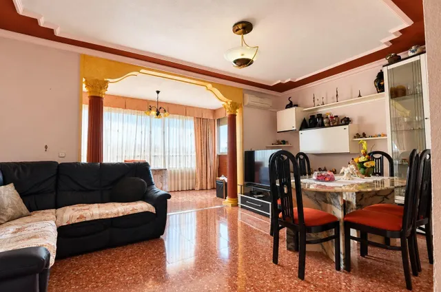 SE VENDE PISO DE TRES habitaciones EN PLUEBLO LEVANTE CON PARKING SEVENDGROUP.COM — 7