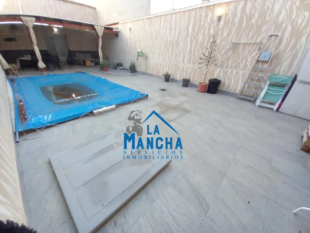 INMOBILIARIA LA MANCHA VENDE CASA BAJA CON TERRAZA Y PISCINA EN MADRIGUERAS ( ALBACETE ). — 23