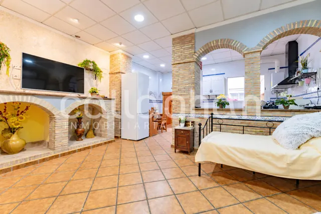 Amplia casa de pueblo con 6 habitaciones en Moncada — 27