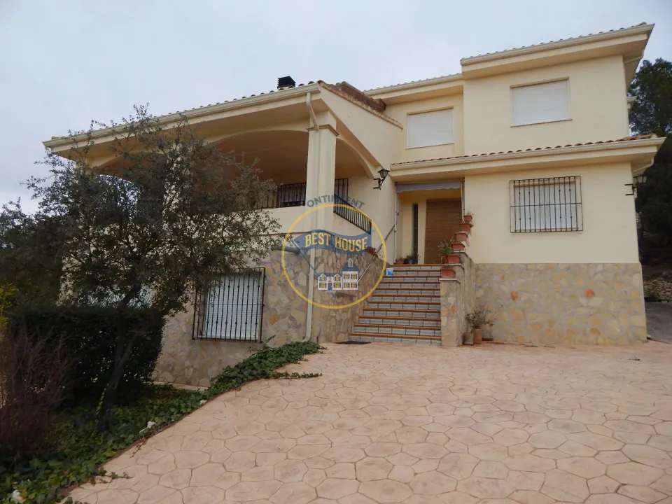 CHALET CON PISCINA Y VISTAS PRIVILEGIADAS.