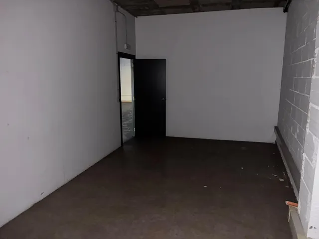 LOCAL COMERCIAL A PIE DE CALLE — 14
