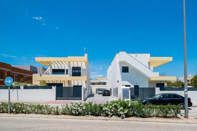 VILLA DE 3 habitaciones Y 2 BAÑOS CON PISCINA EN LOS MONTESI