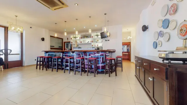 GRAN RESTAURANTE CON ESPACIOSA TERRAZA — 26