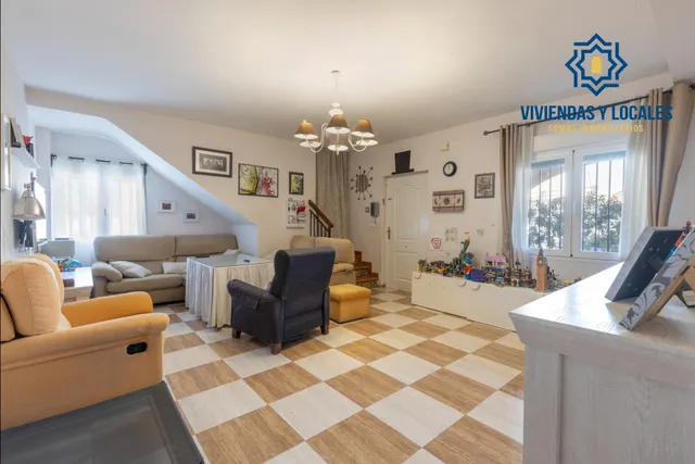 Casa en Armilla con terraza, patio y amplia cochera — 3
