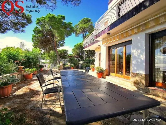 Casa con piscina y vistas al mar en urbanización Santa Crist - foto 5