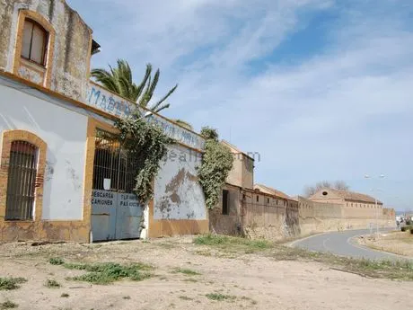 6500 M2 DE CONTRUCCION EN UN RECINTO DE 12000 M2 DE PARCELA. — 6
