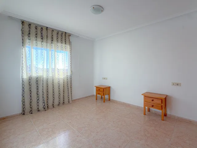 Oportunidad! Luminoso y encantador Ático con amplia terraza y excelentes vistas despejadas + Garaje cerrado incluido en el precio + Piscina comunitaria — 12