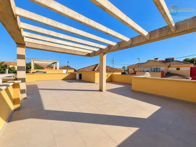 CHALET CON PISCINA EN EL PARETON — 28