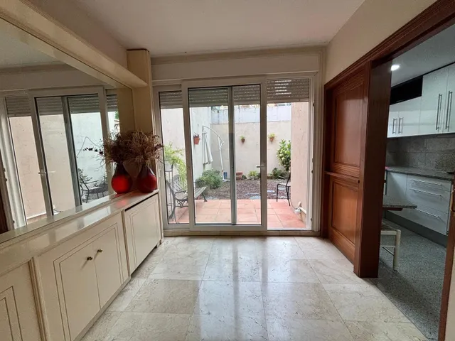 Espectacular Casa Unifamiliar con 2 Terrazas y Patio en el corazón de Hospitalet Centro — 6