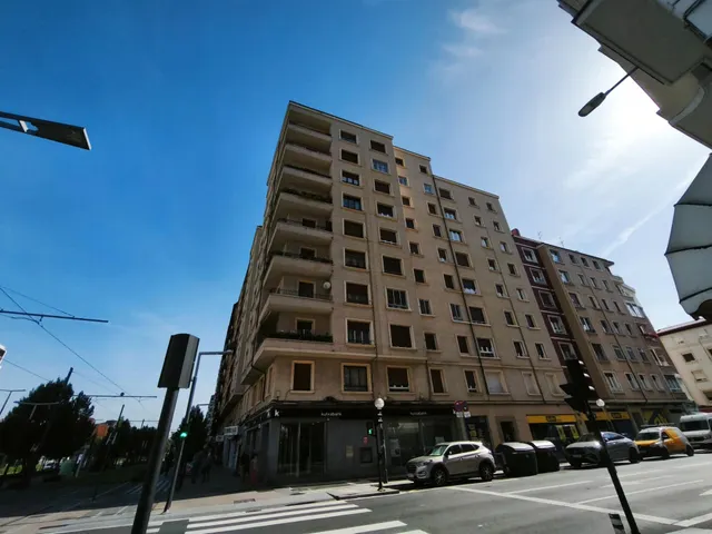 FANTASTICA OPORTUNIDAD 8º PISO 92m2 en AVENIDA GASTEIZ esq. Beato - LUZ Y VISTAS- 3 hab. para entrar a vivir o Actualizar — 30
