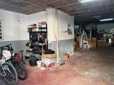 ¿Buscas un local con vado, buena fachada y potencial de rentabilidad? Este espacio diáfano en Valdeolleros puede ser la oportunidad que estabas esperando. — 7