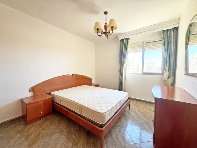 Amplio piso en esquina todo exterior con terraza y vistas al mar junto a Vialia y Avenida de Andalucía. — 16