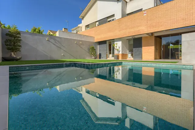 Diseño moderno, luz natural y un exterior que marca la difer - foto 2