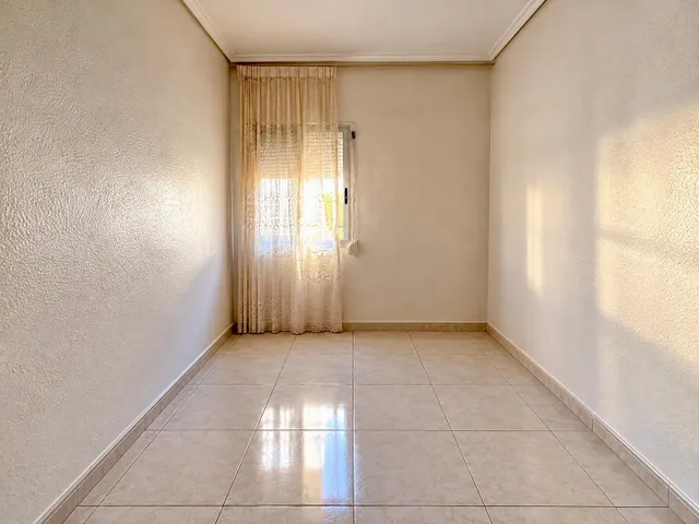 Piso exterior de 4 habitaciones con balcón junto a la playa de Las Arenas, Valencia — 14