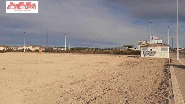 INTERESANTE TERRENO URBANO DE 6100M2 EDIFICABLES Y CERCA DE TODOS LOS CENTROS COMERCIALES DE ELCHE.X — 6