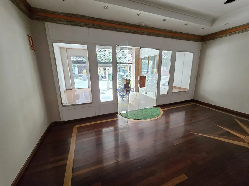 Amplio local comercial en zona de paso