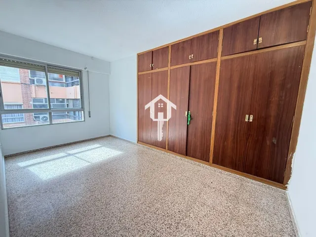 PISO EN VENTA EN ALICANTE. ZONA DE BABEL. 74m2, 4 habitaciones, 1 BAÑO Y 1 ASEÑO, TERCERA PLANTA CON ASCENSOR. — 36