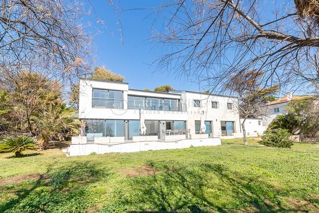 CASA EN PRIMERA LINEA DE MAR — 48