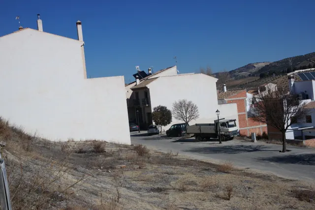 Inmejorable terreno con 2 frentes para la casa de tus sueños. — 4