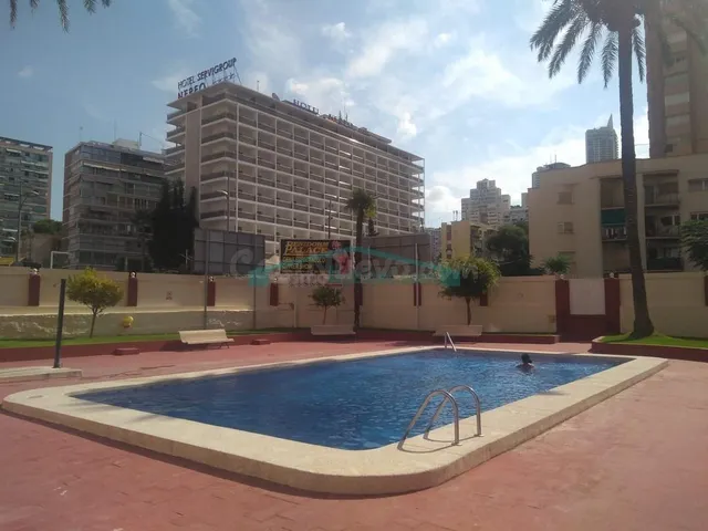 ¡Apartamento en planta alta con vistas al mar en Benidorm! - foto 3