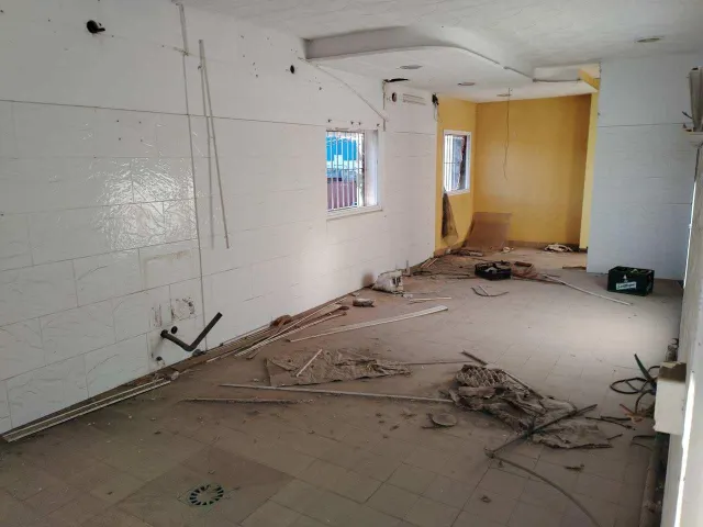 Amplia Nave Industrial en Algeciras - Oportunidad Única — 12