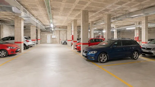Plaza de parking en alquiler para coche y motos junto a Molinos de calle Industria — 10