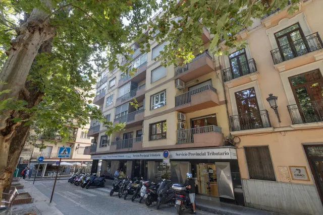 Piso en esquina con terraza y vistas a Plaza Mariana Pineda, Granada — 49