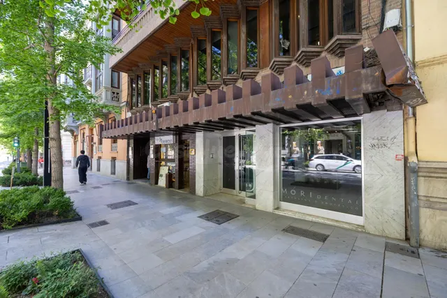 Local comercial con casi 1000 m2 en plena Gran via de Granad