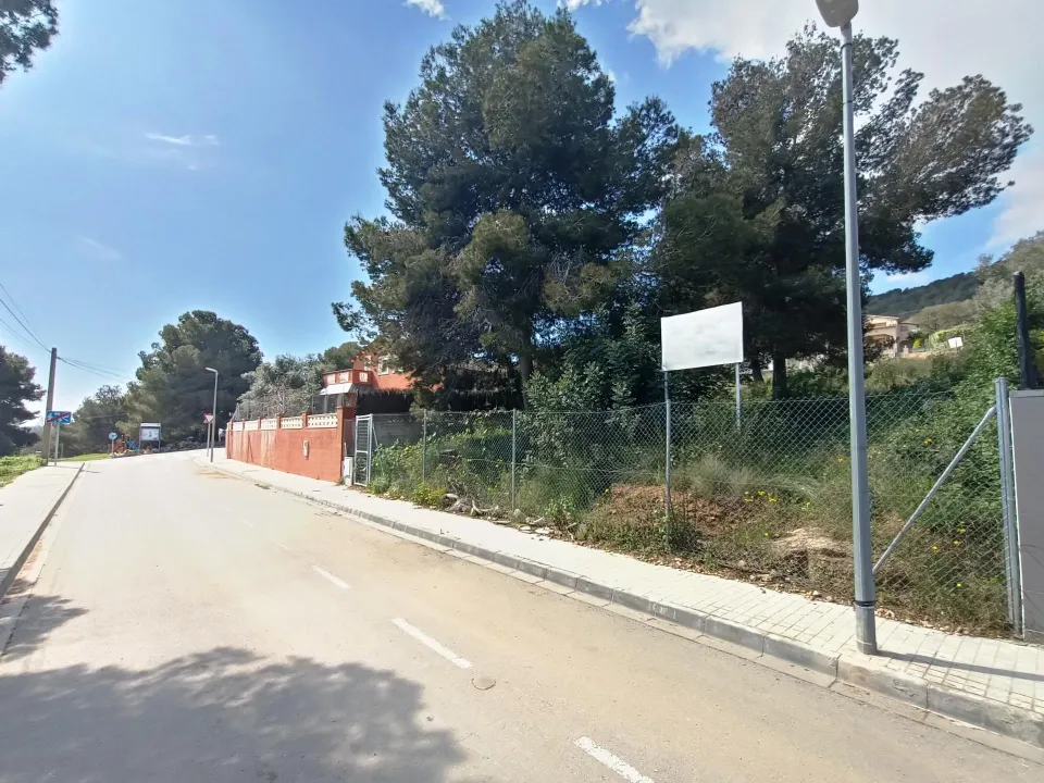 Terreno vallado en la entrada de la urbanización La Cogullada de Canyelles