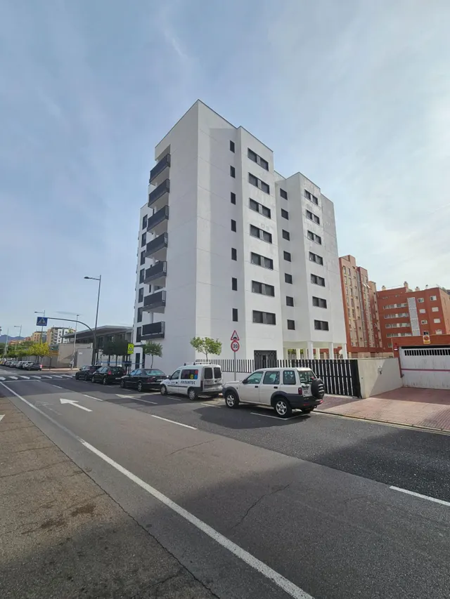 LOCAL COMERCIAL CON DOS TERRAZAS Y DOS PLAZAS DE GARAJE — 12