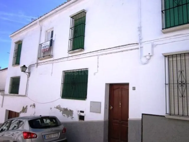 Casa de 4 habitaciones en Estepa con patio y cocina moderna