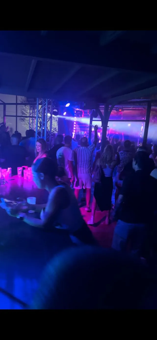 Esta es tu oportunidad de tener la mejor discoteca de la Vega Baja (Cox-Albatera) . Discoteca con Piscina , Jardines  , Cabañas Vip , Sala interior . Con un total de  3000 m2  totalmente montados , c — 13