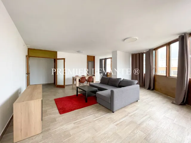 Vivienda en Centro, 4 hab y 2 baños, reformada, con ascensor. — 3